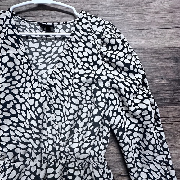 Who What Wear Black and White Fitted Blouse with 3/4 Sleeves and Ruched Design - Picture 4 of 7